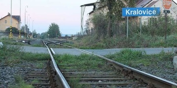 Šílená, opilá žena málem způsobila tragédii na přejezdu