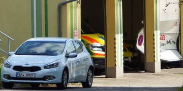 Neposedná Kia se jela podívat na sanitky