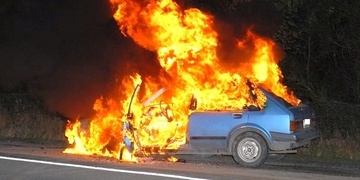 U Rokycan shořelo auto, řidiči pozor