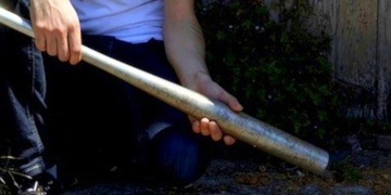 Střílel na něj plynovkou a bil ho baseballkou