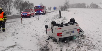 Auto po střetu skončilo na střeše