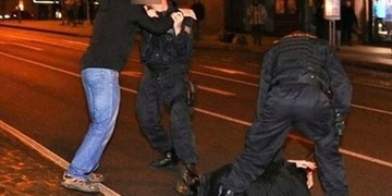 Napadl ženy, pak muže a nakonec i policisty - teď je v cele a hrozí mu 6 let