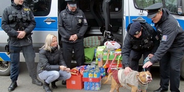Policisté přijeli udělat opuštěným zvířatům Vánoce