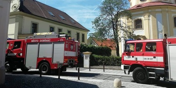 Žena, zřejmě pod vlivem, spadla ve věži kostela