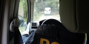 Honičku za feťákem u Chválenic začal nabouraný řidič, ale dokončit ji musela až policie