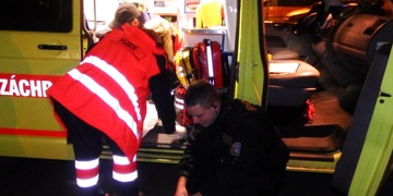 „Ne, že mi něco píchnete, vy kurvy feťácký!“ řvala krvácející dáma na zdravotníky