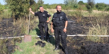 Rozsáhlý požár křovisek a suché trávy na Roudné