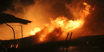 Obrovský noční požár zcela zničil areál firmy na Domažlické třídě