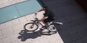 Při ošetřování zraněné kamarádky mu ukradli kolo