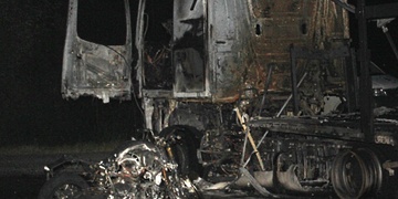 Střet motocyklu s kamionem se změnil v ohnivé inferno, které motorkář nemohl přežít