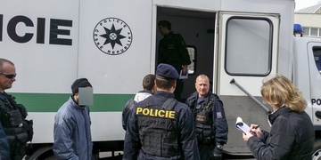 Policisté vyhostili 10 cizinců