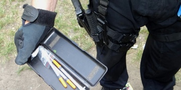 Trápil svého psa a pak chtěl skákat z balkonu - i tohle umí drogy