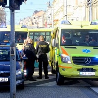 Rvačka cizinců v tramvaji, jeden druhému rozbil hlavu lahví
