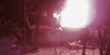 Požár zcela zlikvidoval chatu mezi Dýšinou a Bušovicemi