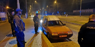 "Něco jsem si cákl do oka, číslo na sanitku nevím a teď hledám lékaře!"