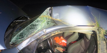 Osmnáctiletá řidička převrátila auto přes střechu