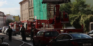Velký požár bytového domu, na místě jsou zranění lidé
