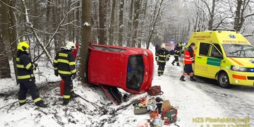 Auto narazilo do stromu a poté se převrátilo na bok