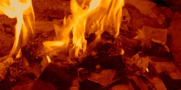 Žena se naštvala a příteli spálila půl milionu korun