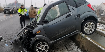 Střet vozů komplikuje dopravu na mostě Milénia