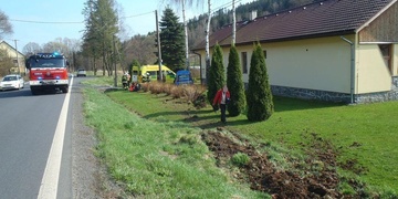 Řidička projela napříč zahradou a narazila do stromu