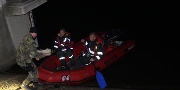 Hasiči propátrávají řeku ve Stříbře