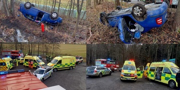 Auto se čtyřmi cestujícími se po nehodě převrátilo