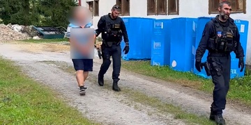 Bodal jako zběsilý, když se nůž ohnul o kost ženy, vzal nový a pokračoval