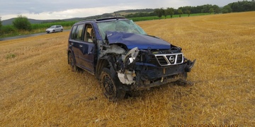 Řidička nepřizpůsobila rychlost a havarovala v poli