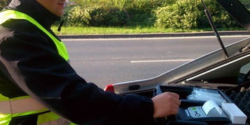 Muže s více než třemi promile museli policisté z auta vytáhnout