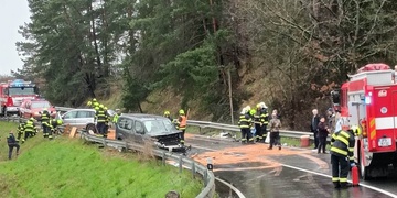 Čelní střet dvou vozů, hasiči vyprošťovali dvě osoby