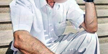 Nabídl seniorovi zavolání záchranky, okradl ho a odešel