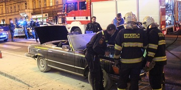 Požár veterána způsobil uzavření části Klatovské