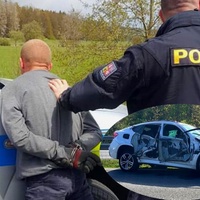 Policii se podařilo dopadnout prchajícího pachatele