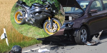 Motorkář rozpáral bok auta a zůstal zaklíněn pod dalším vozem