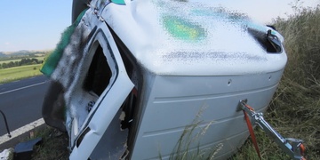 Dodávka po střetu s dalším vozem byla vymrštěna ze silnice