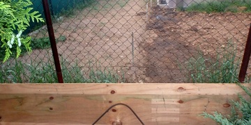 Muž vypouští ženě obsah své žumpy na zahradu