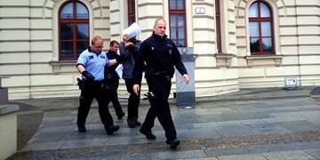 Napadl, zbil a nakonec oloupil vlastní maminku