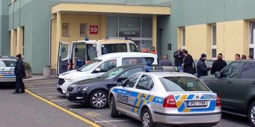 Muž podezřelý z vraždy stále leží s bodnými ranami v nemocnici