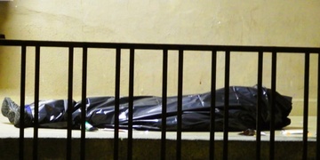 Velmi smutná smrt na Štědrý večer, mrtvolu našli u automatu na injekční stříkačky