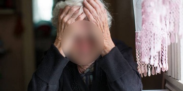 Žena kvůli penězům zadržovala a pak pobodala vlastní maminku