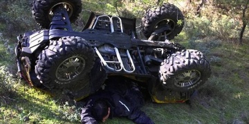 Těžce opilý muž havaroval na čtyřkolce, ta ho pak zaklínila