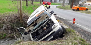 Matka vezoucí dceru havarovala do potoka