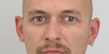 Má se skrývat na Plzeňsku, neviděli jste Petra Rendla?