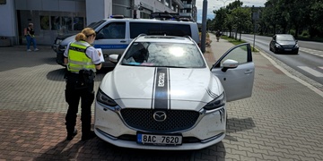Seniora jdoucího na zastávku tramvaje srazilo auto přímo na přechodu