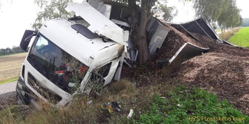 Kamion havaroval kvůli prasklé pneumatice