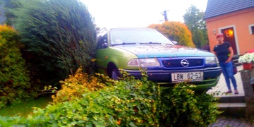 Projela plotem a zaparkovala na zahradě