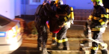 Výbuch plynu zapálil domek, na místě jsou zranění senioři