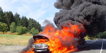 Z dodávky Mercedes se stala ohnivá koule