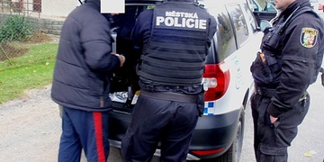 Alkohol a drogy za volantem zaměstnávaly strážníky celý víkend